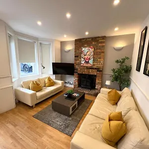 Great 4 Bedroom House - Great Location - Garden - Parking - Fast Wifi - Smart Tv - Newly Decorated - Sleeps Up To 8! Only 10 Mins Drive To Sandbanks Beach! Close To & Bournemouth Holiday home